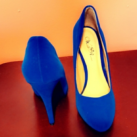 Blue Pumps - Picture 2 of 2